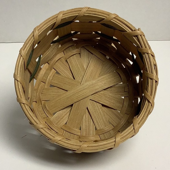 Handwoven and hand painted basket with snowmen and pine trees - Picture 2 of 3